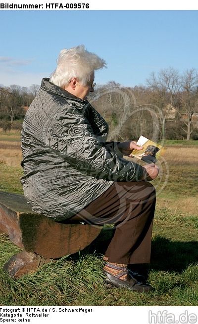 Frau schaut Bild an / woman is looking at picture / HTFA-009576